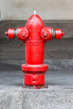 Şehir Kaldırımında Metalik Zincirli ve desenli Yüzeyli Otantik Kırmızı Demir Ateş Musluğu Sütunu Yeşil Santral Kutusu