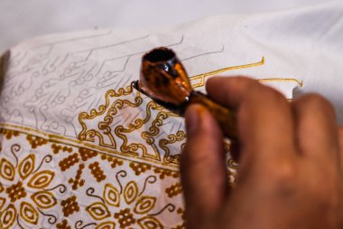Geleneksel Canting Aracı ve Tekstil, Otantik Batik Kültür Mirası ve Sanat Konsepti Yapım Süreci Üzerine Sıcak Sıvı Cila ile Sanatsal El Çizimlerini Kapatın