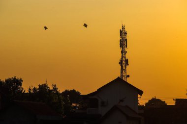 Yüksek Telekomünikasyon Kulesi Silueti Hücresel Antenler Üzerinde Kablosuz İletişim ve Dijital Ağ Altyapısı Konsepti için Turuncu Günbatımına Karşı Gökyüzü