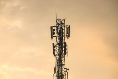 Hücresel Sinyal Ağı ve Mavi Gökyüzüne Karşı Kablosuz İletişim Altyapısı için Antenli Telekomünikasyon Kulesi Yüksek Açı Görünümü