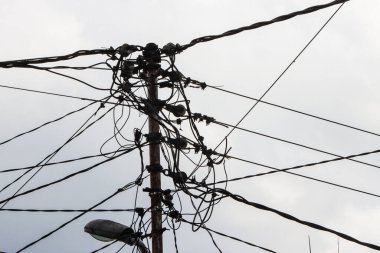 Elektrik Transformatörü ve Şehir Elektrik Dağıtım Altyapısı için Dağınık Kablo Ağı ile Somut ve Metal Kullanım Kutbu