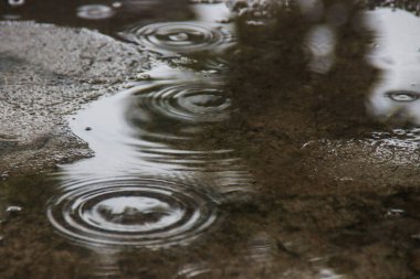 Su, nemli beton döşeme dokusu soyut yağmur damlaları su yüzeyine, sakin doğa yansıması Zen Sıvı örüntüsü dış tasarım ve hava durumu konseptiyle düşer.