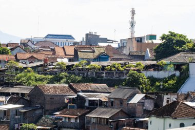 Geleneksel Çamur Döşeme Çatılı Kalabalık Şehir Yerleşkesi ve Tuğla Evler Mimari Yüksek Nüfuslu Yerleşim Bölgesi Telekomünikasyon Kulesi Arkaplan Bölgesi