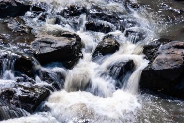 Kayalık Nehir Akıntısı Hızlı Akan Su ve Beyaz Köpük Doğal Karanlık Taşların Üzerinde