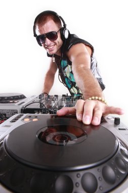 DJ setleri oynarken adam