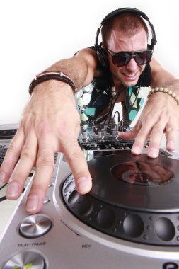 DJ setleri oynarken adam