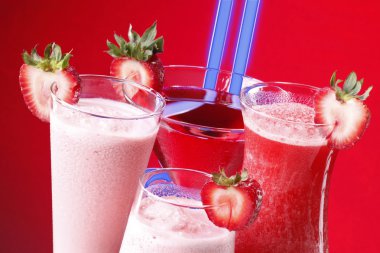 Çilekli kokteyl veya smoothies