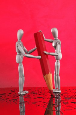 Mankenler kalem tutun