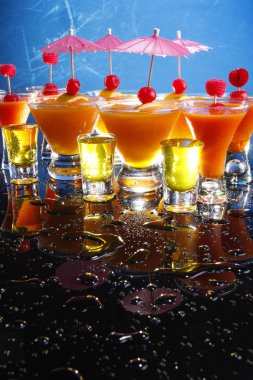 Meyve kokteyli ve atıcılar