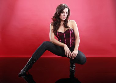 Kadın korse ve kot pantolon