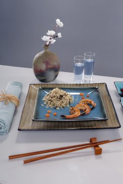 Pirinç, sake ve karides