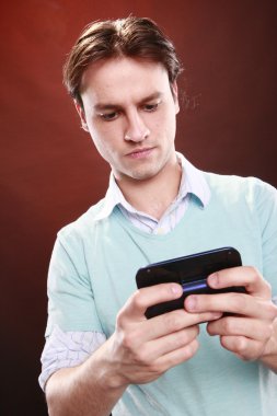 Adam bir sms mesaj yazıyor