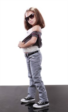 Kot pantolon ve güneş gözlüğü evlat