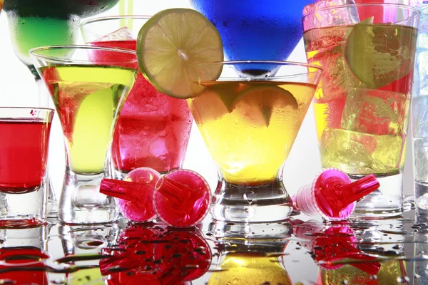 Cocktails auf Spiegeltisch — Stockfoto