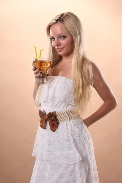 Blond meisje met koud drankje — Stockfoto