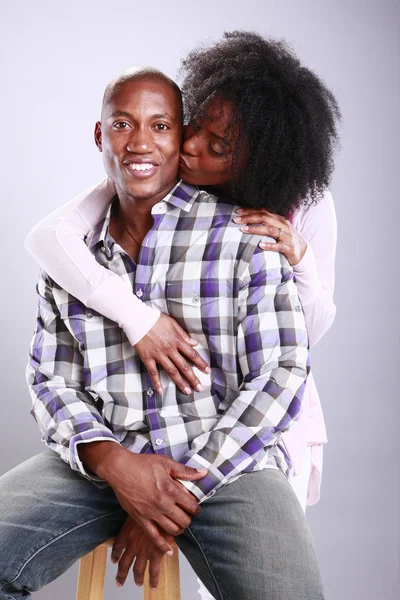 Joven pareja afroamericana — Foto de Stock