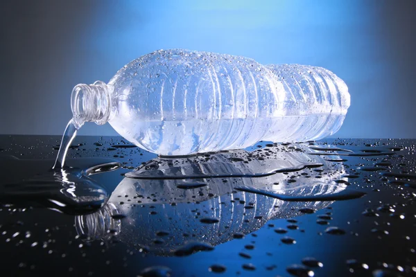 Холодна вода в пляшках — стокове фото