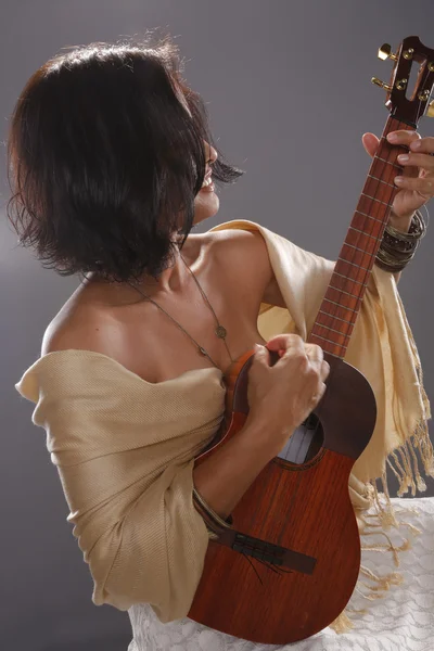 갈색 머리 연주 기타 — 스톡 사진