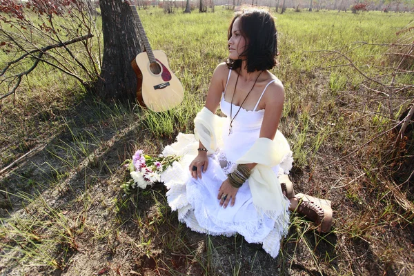 Morena chica en el bosque —  Fotos de Stock