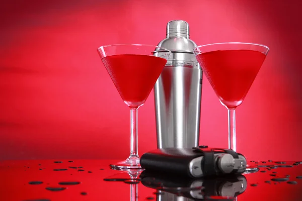 Cosmopolitan cocktail and shaker — Stock Photo, Image