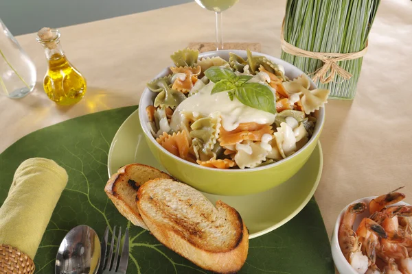 Shrimp pasta and wine — Stock Photo, Image