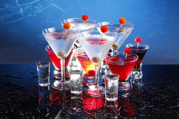 Cocktailgläser auf blau — Stockfoto