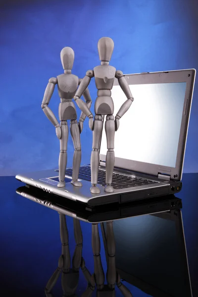 Couple of dummies and  laptop — Stock Photo, Image