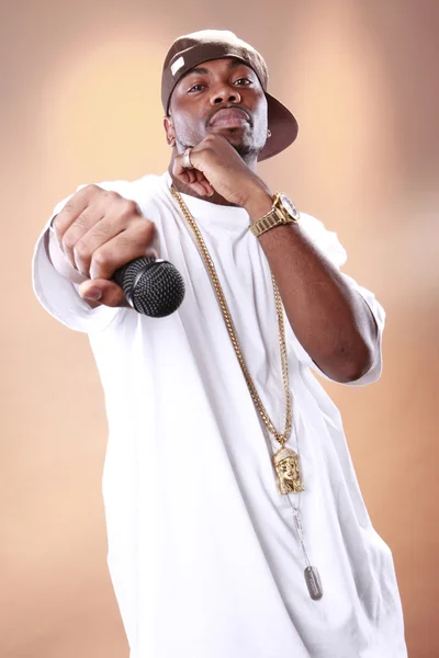 Rapper houding van een jonge African American — Stockfoto