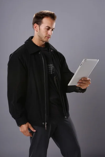Jonge man met behulp van tablet — Stockfoto