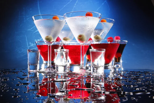 Cocktails glasses on blue — Stock Photo, Image