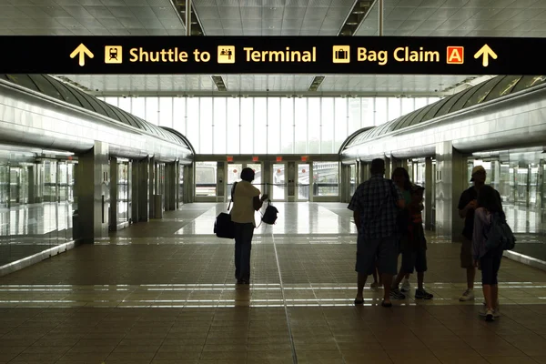 Uscita del terminal dell'aeroporto costruita — Foto Stock