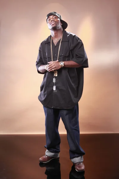 Genç bir Afrikalı Amerikalı rapçi tutumu — Stok fotoğraf
