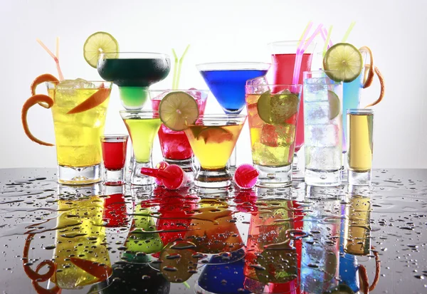 Cocktails on reflective table — Stock Photo, Image