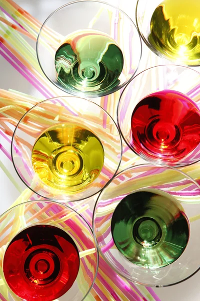 Разноцветный мартини в очках — стоковое фото