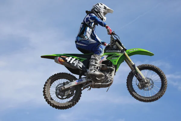 Motorfietsen gaan om te concurreren in motorcross — Stockfoto