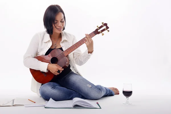 Menina compõe música com vinho tinto — Fotografia de Stock