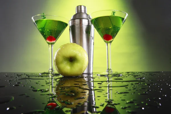 Apple martini and shaker — Stock Photo, Image