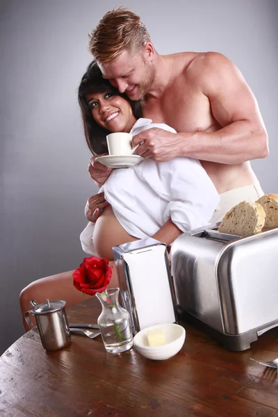 Pareja embarazada desayunando en la cocina — Foto de Stock