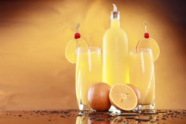 Schraubenzieher-Cocktail in Gläsern — Stockfoto