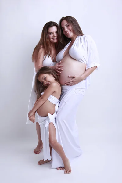 Zwangere moeder, dochter en oma — Stockfoto