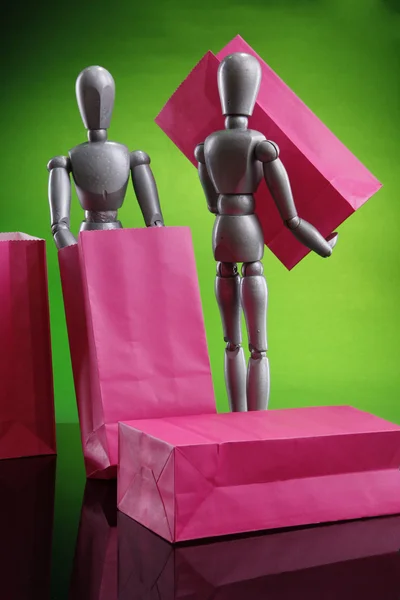 Mannequins en argent portant des sacs cadeaux — Photo