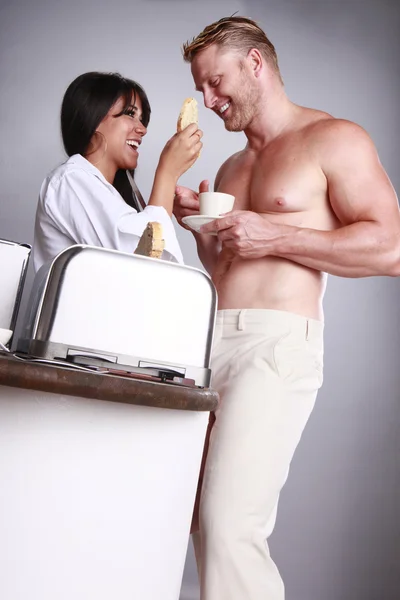 Pareja embarazada desayunando en la cocina — Foto de Stock