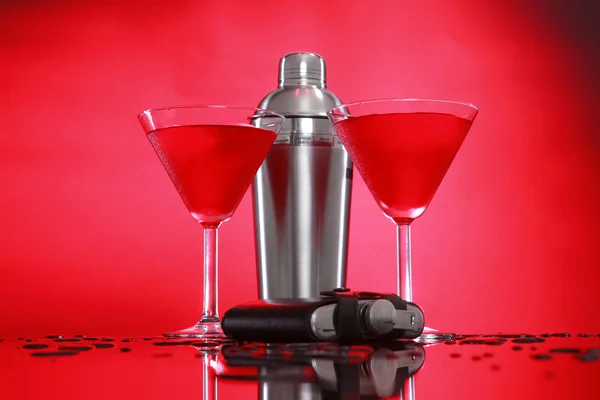 Cosmopolitan cocktail and shaker — Stock Photo, Image