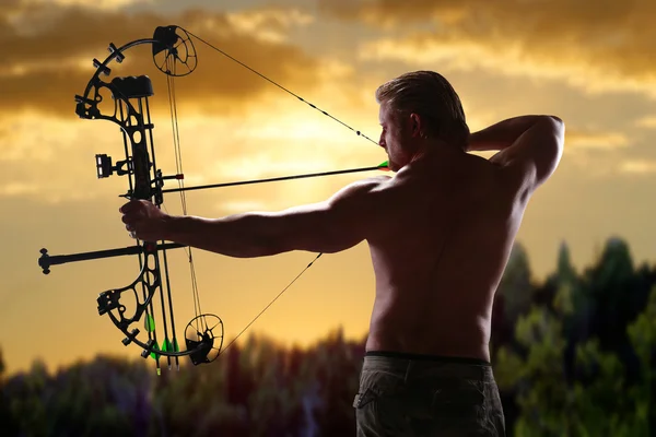 Hombre de caza con arco compuesto — Foto de Stock