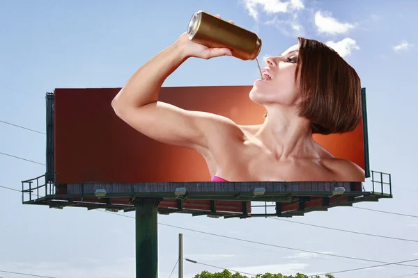 Πίνακας διαφημίσεων μιας γυναίκας απολαμβάνοντας ένα ποτό κονσερβοποιημένα — Φωτογραφία Αρχείου