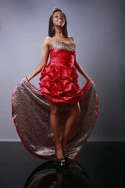 빨간 드레스에 귀여운 갈색 머리 소녀 — 스톡 사진