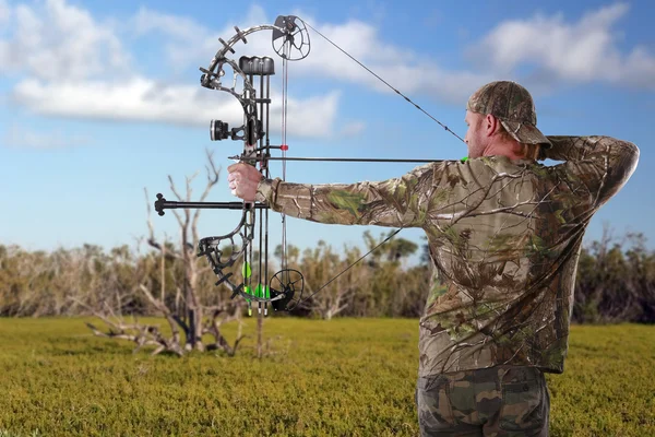 Man hunting with a compound bow — Stock Photo, Image