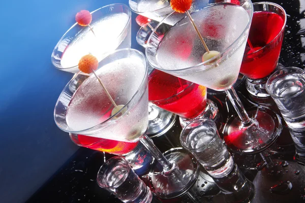 Cocktailgläser auf blau — Stockfoto