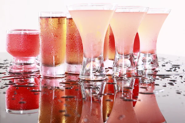 Koktejly na vlhký stůl — Stock fotografie