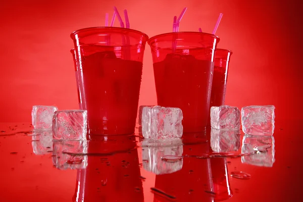 Soda in roten Tassen — Stockfoto